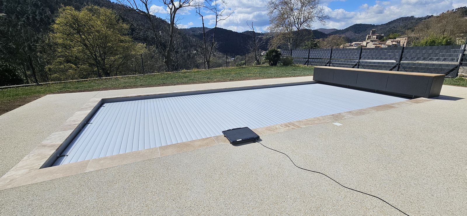 Piscine équipée d'un volet roulant automatique fermé pour l'hivernage actif