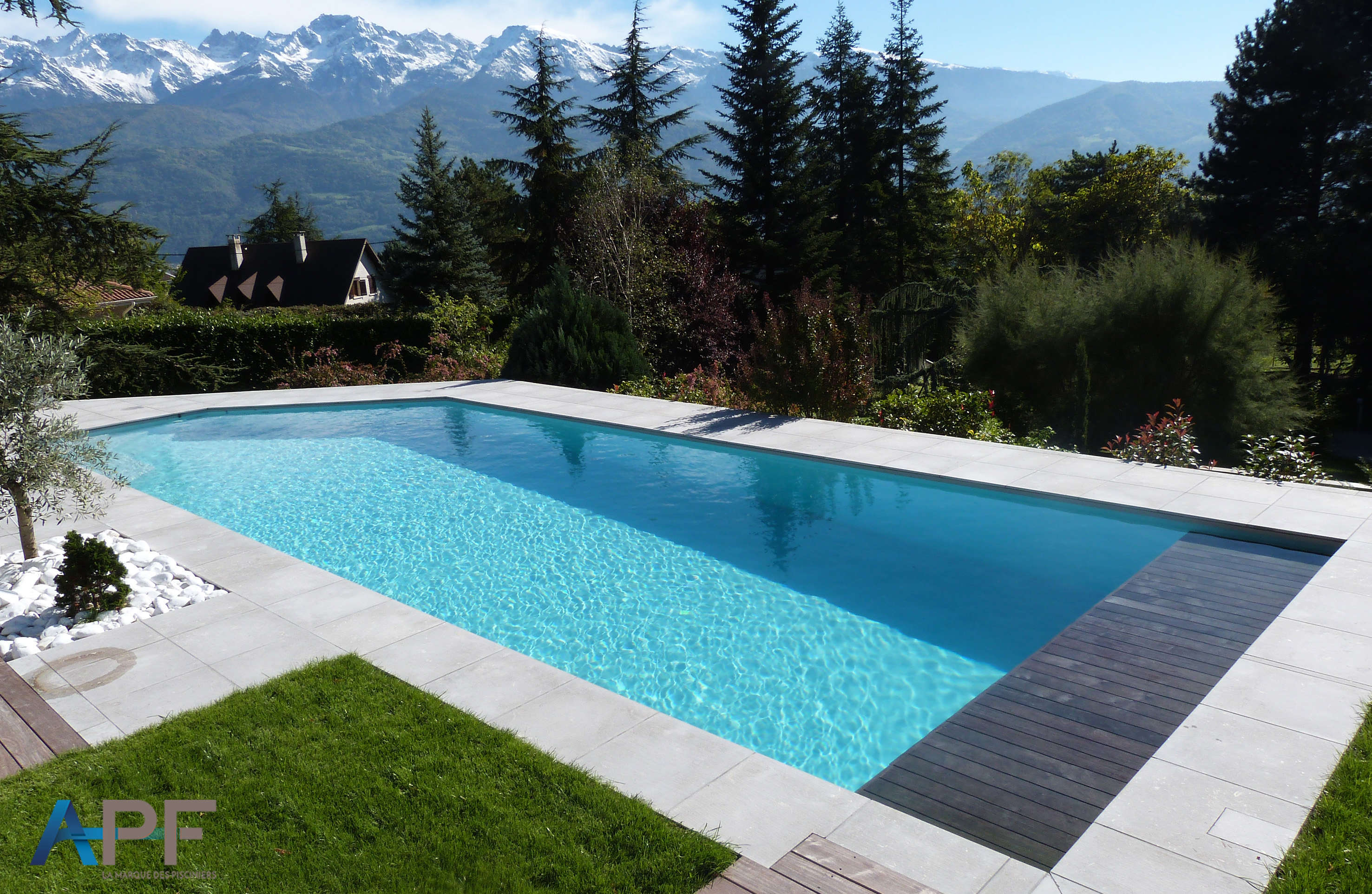 Couverture automatique immergée pour piscine à débordement