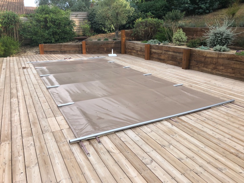 Couverture à barres sur terrasse bois
