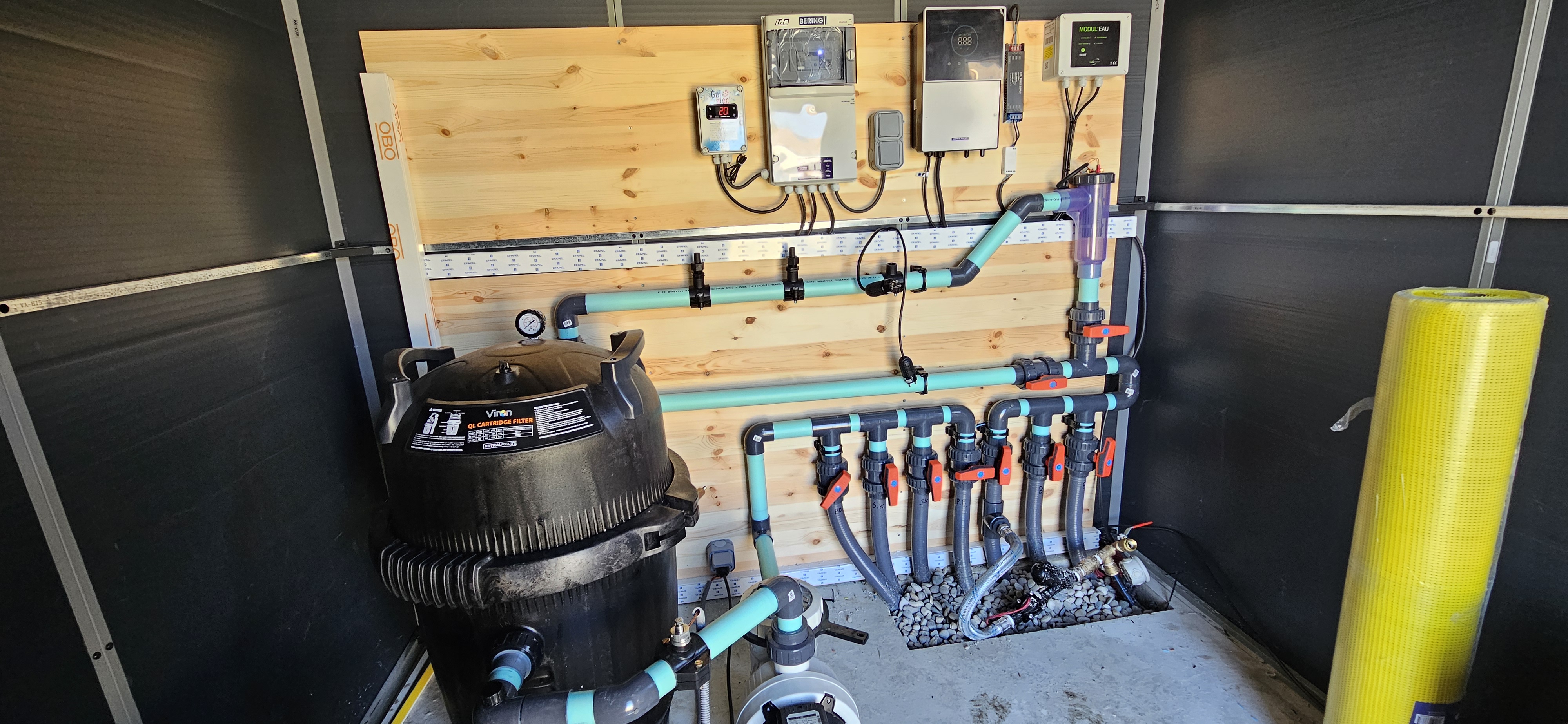 Local technique avec filtration entretenue par Service Piscine