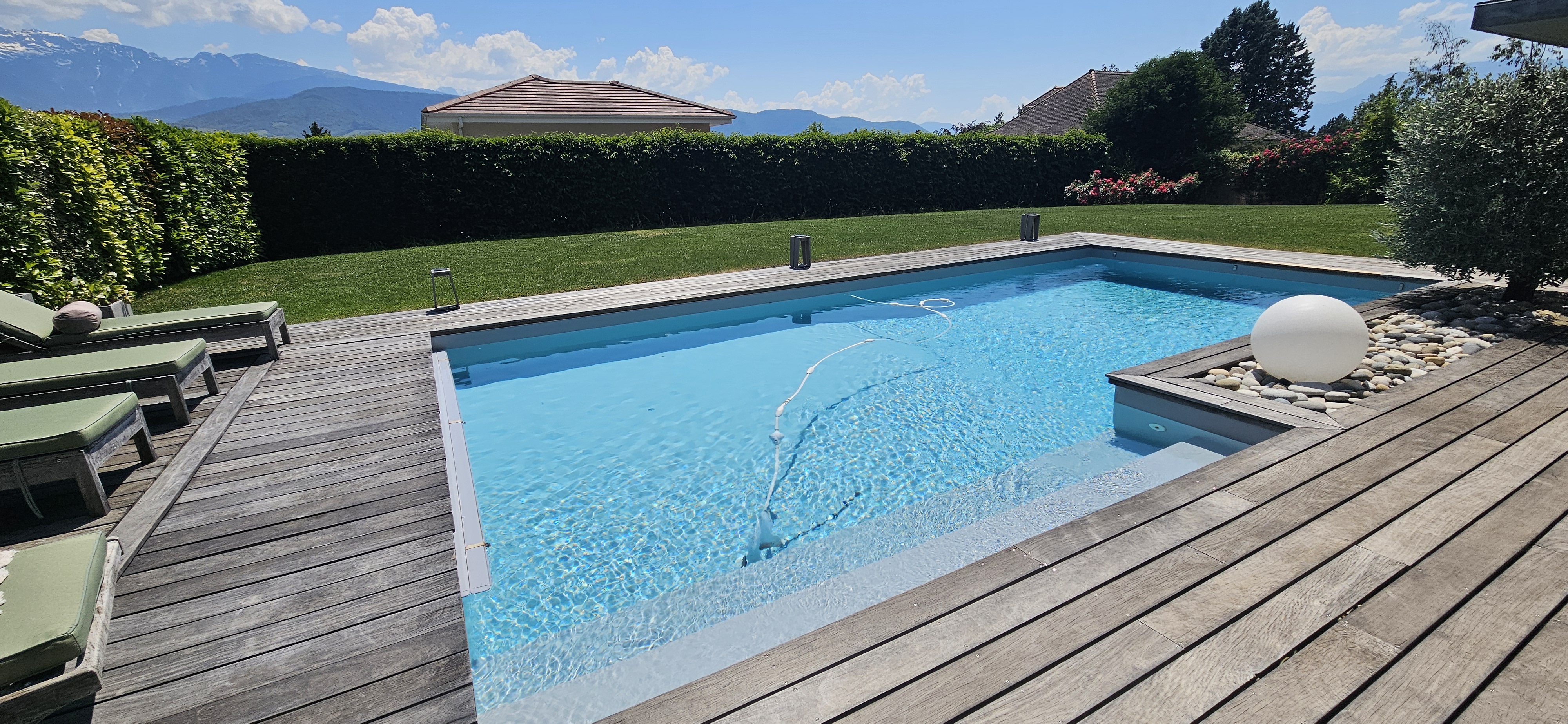 Piscine avec liner et frise décorative