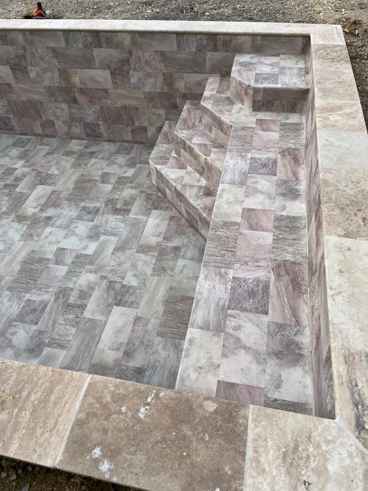 Piscine avec revêtement effet bois