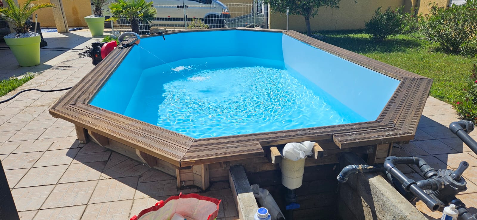 Piscine octogonale avec système de filtration