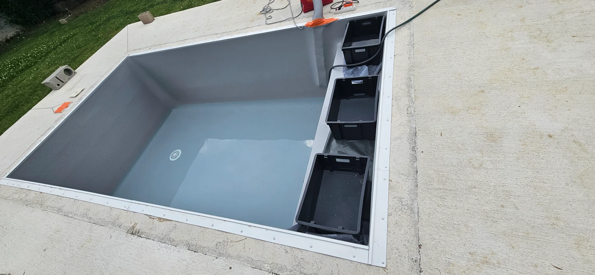 Piscine avec liner gris et escalier